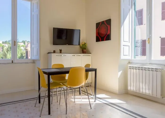 Apartment Romantica With Balcony Near San Giovanni