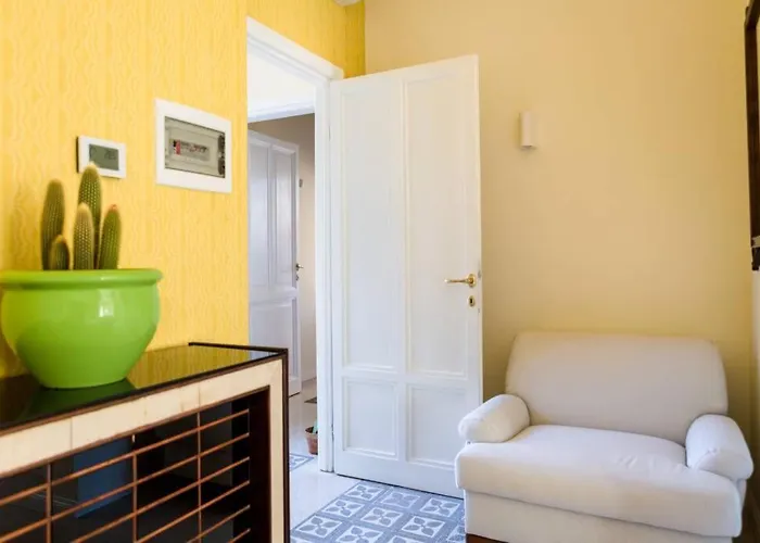 Romantica With Balcony Near San Giovanni Apartment Rom
